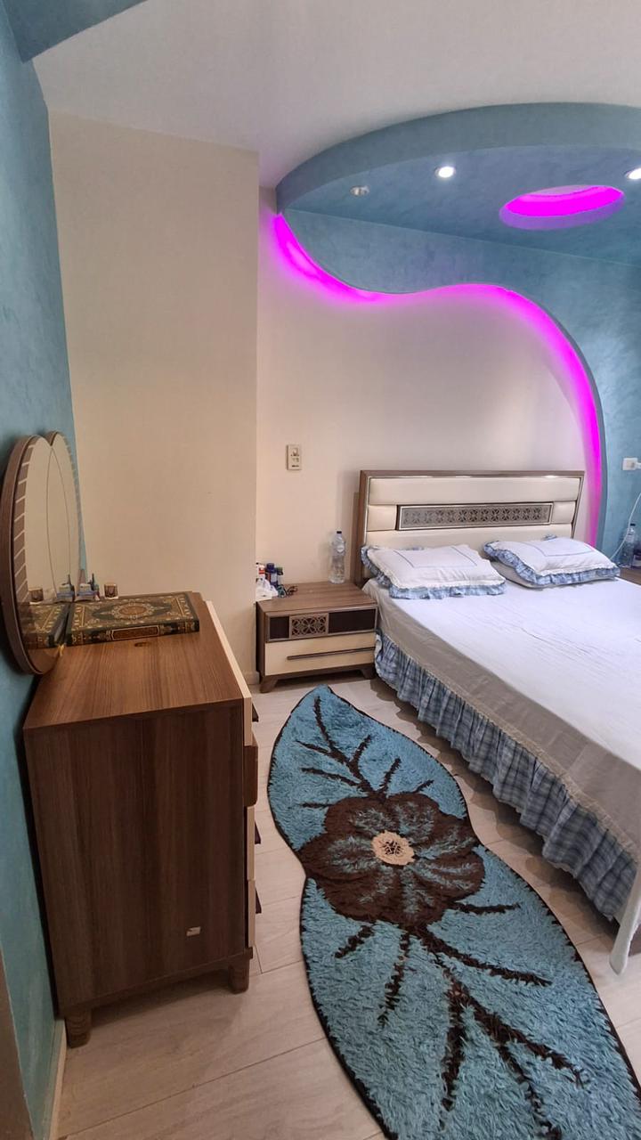 شقة في مدينتي 135 م2 للإيجار مفروش على حديقة صغيرة 25,000 ج 