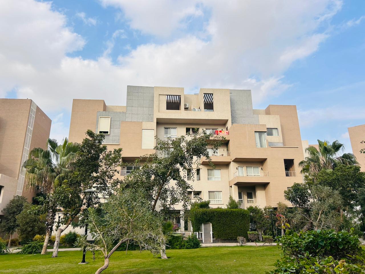 شقة في مدينتي 245 م2 للبيع كاش بحري على حديقة كبيرة استلام فوري 14,000,000 ج 