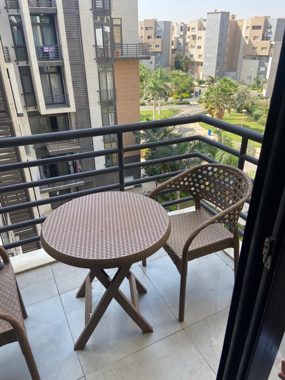 شقة في مدينتي 80 م2 للإيجار مفروش على حديقة 23,000 ج 